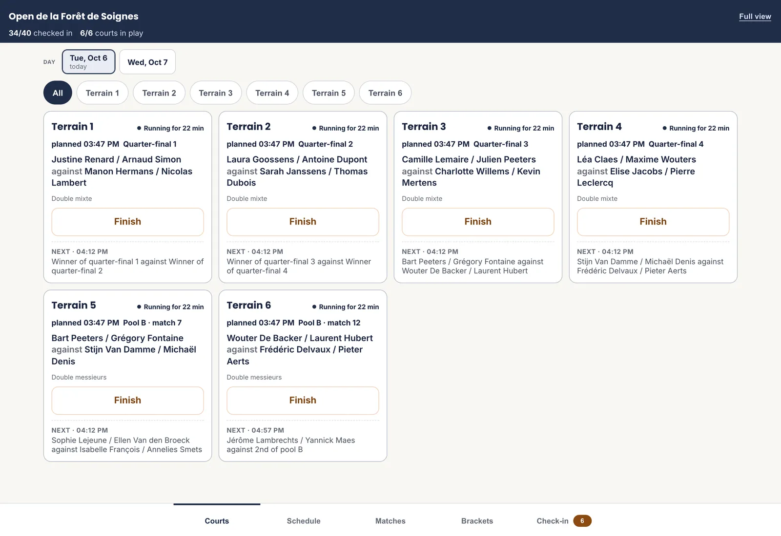 Scoring table mode: six court cards with their match in progress, the choice of a court, and the Courts, Schedule, Matches, Brackets and Check-in tabs at the bottom