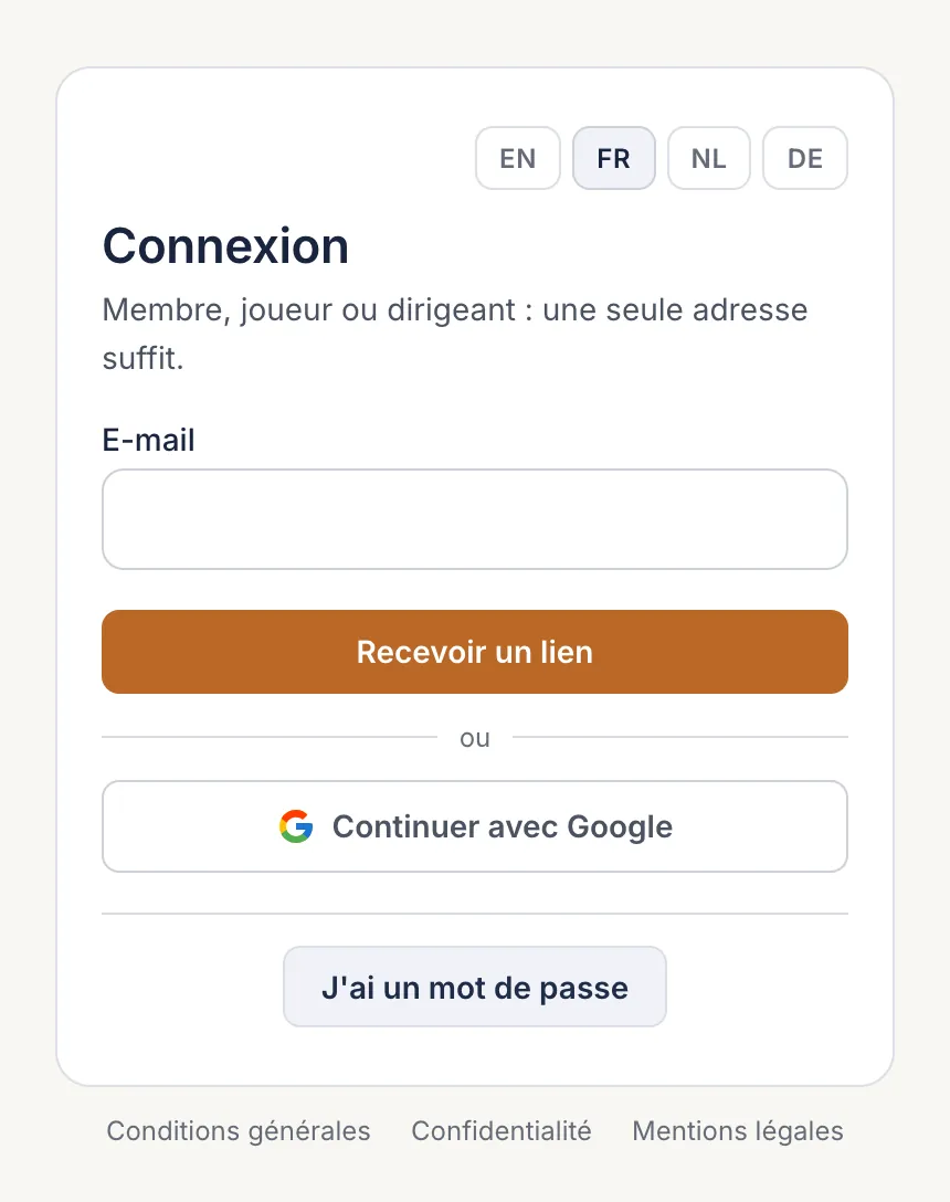 L’écran de connexion&nbsp;: le choix de la langue, le champ e-mail, le bouton «&nbsp;Recevoir un lien&nbsp;», puis «&nbsp;Continuer avec Google&nbsp;» et, plus bas, «&nbsp;J’ai un mot de passe&nbsp;»
