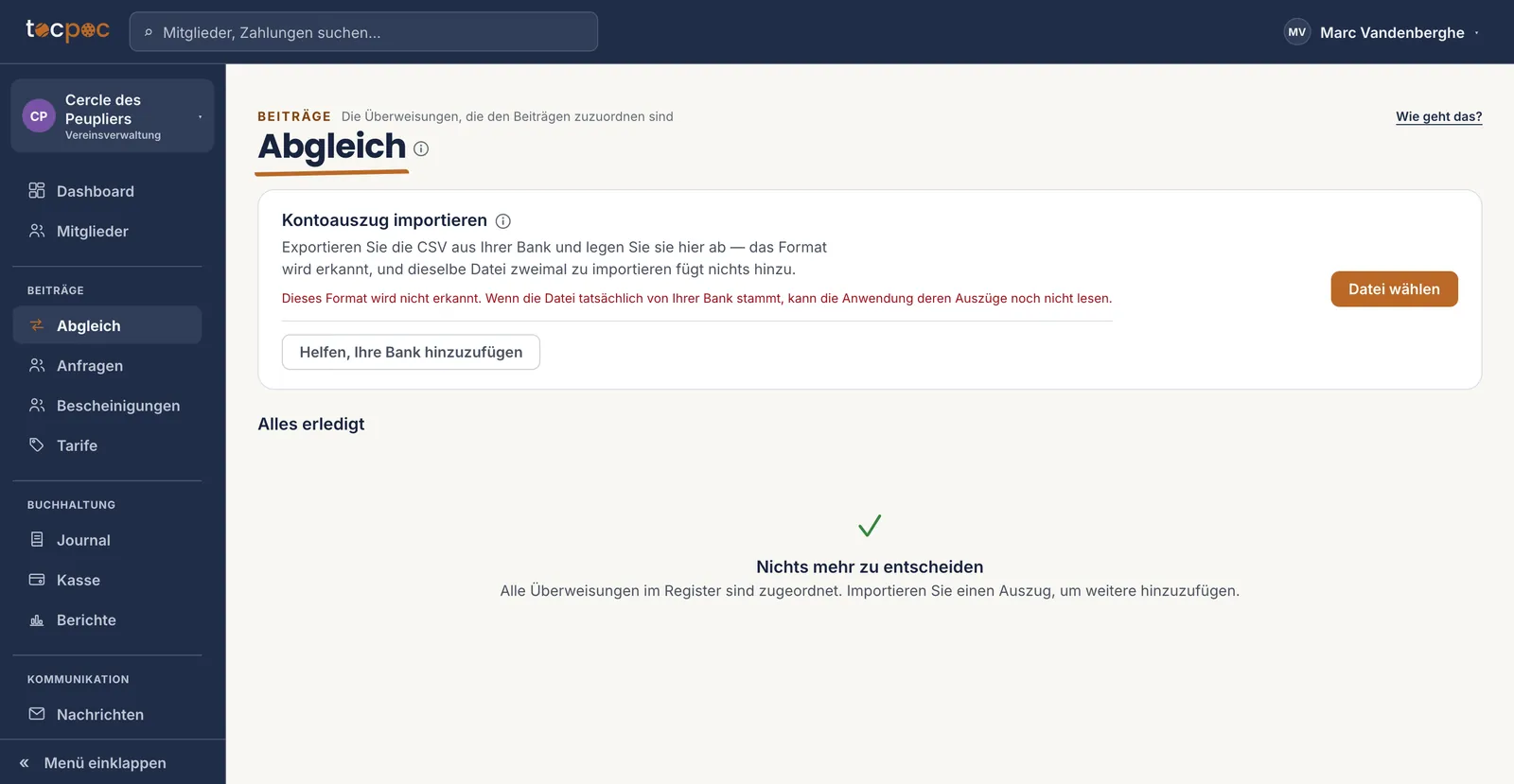 Der Importblock nach dem Ablegen einer nicht erkannten Datei&nbsp;: der Satz in Rot, der es meldet, und die Schaltfläche «&nbsp;Helfen, Ihre Bank hinzuzufügen&nbsp;»